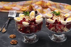 Karališkos burokėlių ir bulvių salotos: iš dubens išgaruos greičiau, nei spėsite patiekti ant stalo