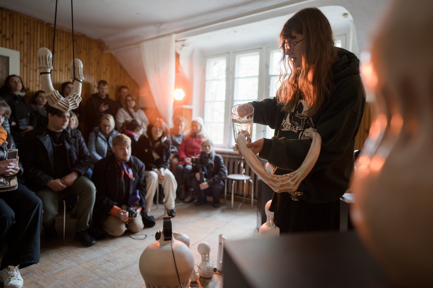 Festivalį atidarys eksperimentinius keraminius garso objektus, instaliacijas ir performatyvias struktūras kuriančios tarpdisciplininės menininkės E.Laurinavičiūtės pasirodymas drauge su V.Gustyte ir L.Grušaite.