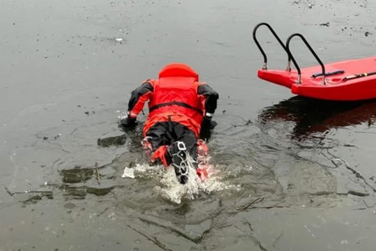 Vilniaus rajone ugniagesiai išgelbėjo du skendusius vyrus