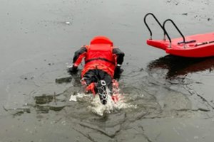 Vilniaus rajone ugniagesiai išgelbėjo du skendusius vyrus