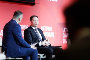 Ministras K. Vaitiekūnas kalba be užuolankų: „Naftos kainos – tik krizės žiedeliai“