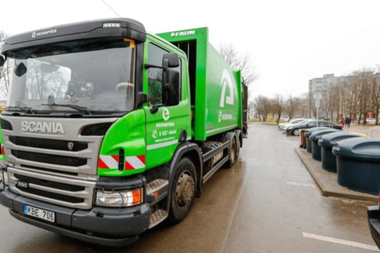 Vilniuje atliekų surinkimo sunkvežimyje kilo gaisras: nufilmuota, kaip dega ir sproginėja baterijos