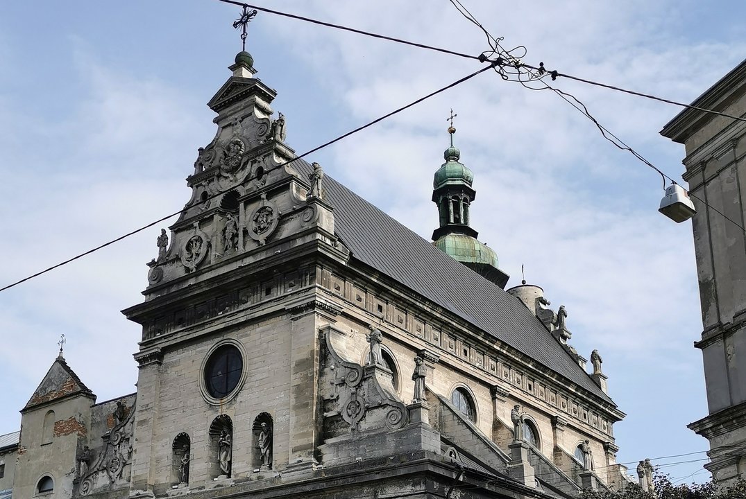 Lvive per ataką apgadintas istorinis pastatas, kurį puošia Lietuvos Didžiosios Kunigaikštystės ženklai