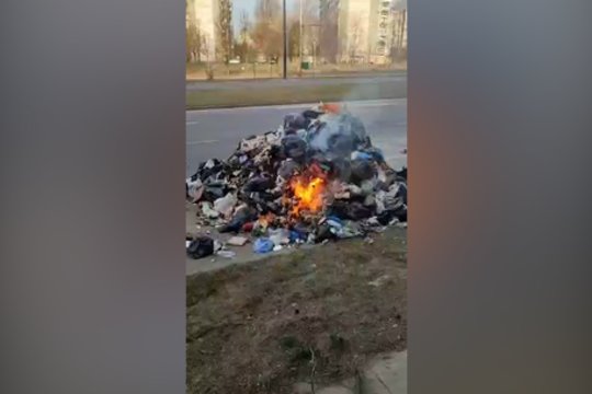 Užfiksavo liepsnose skendinčias komunalines atliekas: gaisrą sukėlė kiekvienam puikiai pažįstamas daiktas