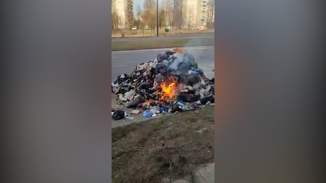 Užfiksavo liepsnose skendinčias komunalines atliekas: gaisrą sukėlė kiekvienam puikiai pažįstamas daiktas