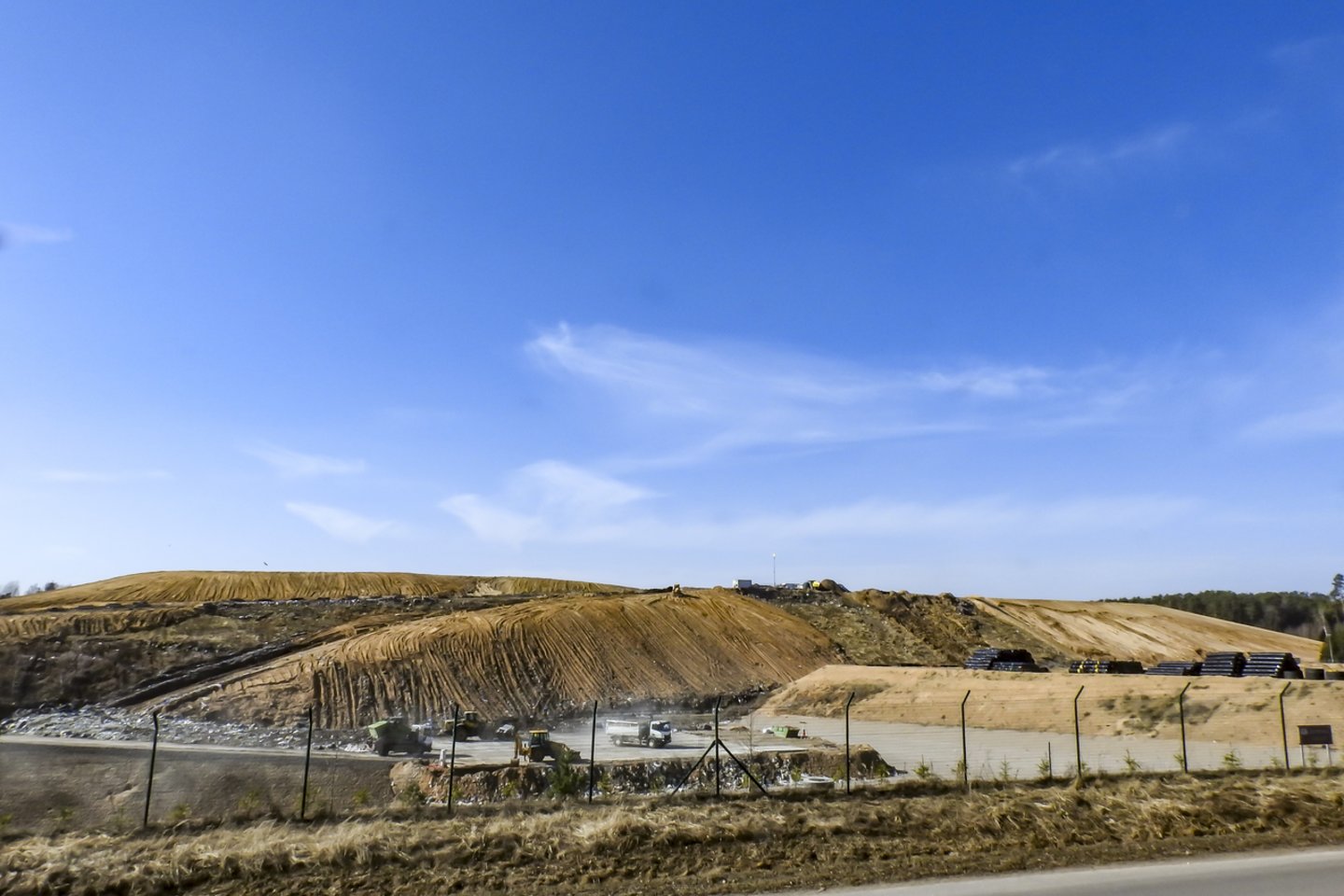 Sąvartyno kaupas pradėtas dengti 2025 m. rudenį (nuotr. kairėje). Tai efektyviausia priemonė kvapams aplinkoje suvaldyti. Klojami ir specialūs vamzdžiai filtratui nutekėti (nuotr. dešinėje).<br>V.Ščiavinsko nuotr.