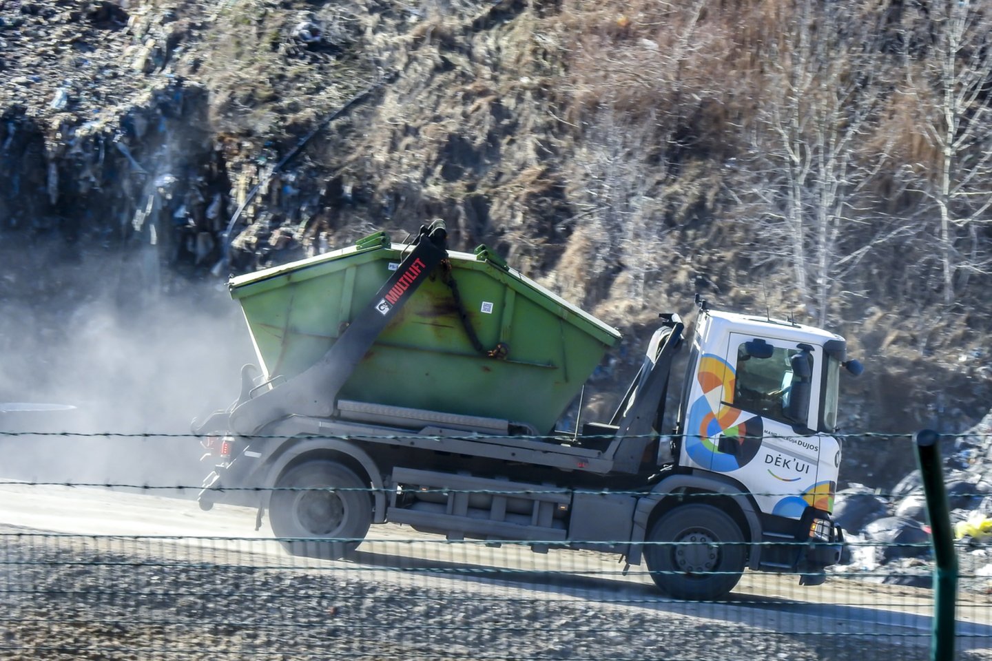 Sąvartyno kaupas pradėtas dengti 2025 m. rudenį (nuotr. kairėje). Tai efektyviausia priemonė kvapams aplinkoje suvaldyti. Klojami ir specialūs vamzdžiai filtratui nutekėti (nuotr. dešinėje).<br>V.Ščiavinsko nuotr.