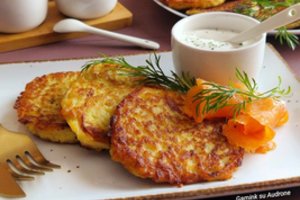 Bulviniai blynai su obuoliais: rekomenduoju išbandyti – valgiau ir pati sau pavydėjau