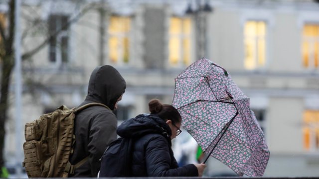 Teks traukti skėčius: praneša, kada sulauksime lietaus ir stipraus vėjo