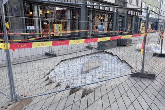 Laisvės alėjos grindinyje atsirado įduba