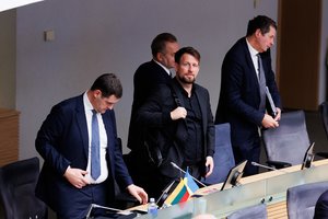 Paslaptingi susitikimai ir skausmai: kur per balsavimą dėl poligono išgaravo keli „aušriečiai“?