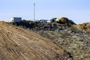 Gyventojus ragina likti namie: tarša prie Kazokiškių savartyno išlieka padidėjusi