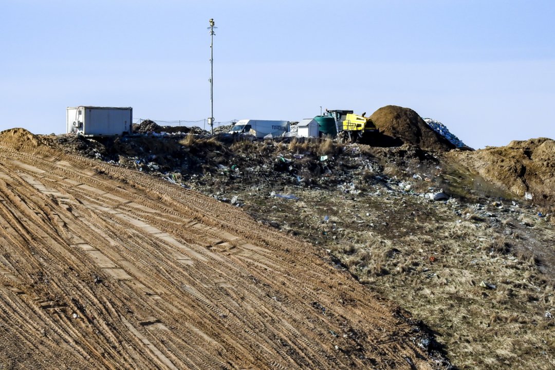 Gyventojus ragina likti namie: tarša prie Kazokiškių savartyno išlieka padidėjusi