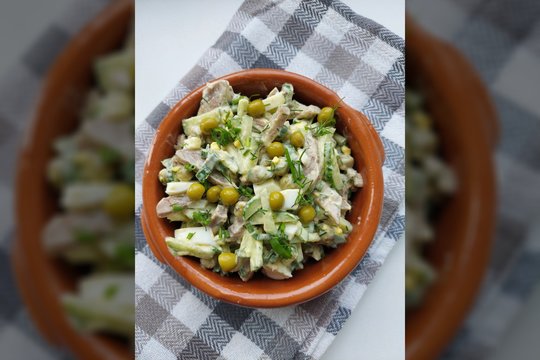 Mišrainė su žirneliais ir liežuviu: užtruksite 10 minučių, o valgysite kelias dienas