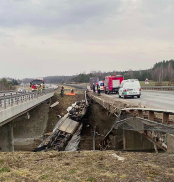 Greitkelyje A1 nuo tilto per upelį nuskriejo vilkikas – ugniagesiai vadavo užspaustą vairuotoją