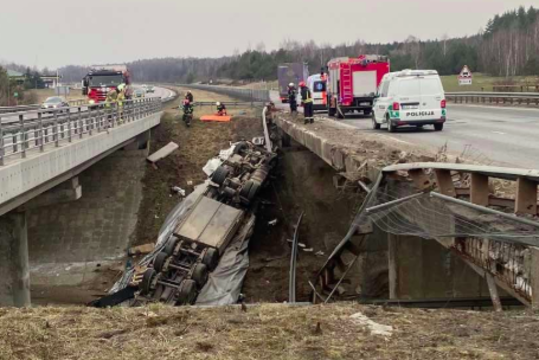 Greitkelyje A1 nuo tilto per upelį nuskriejo vilkikas – ugniagesiai vadavo užspaustą vairuotoją