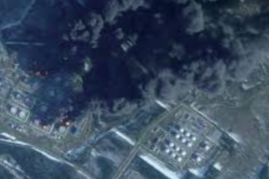 „Milžiniški gaisrai, dūmų yra labai daug“: po smarkaus Ukrainos išpuolio – Rusijos žingsnis