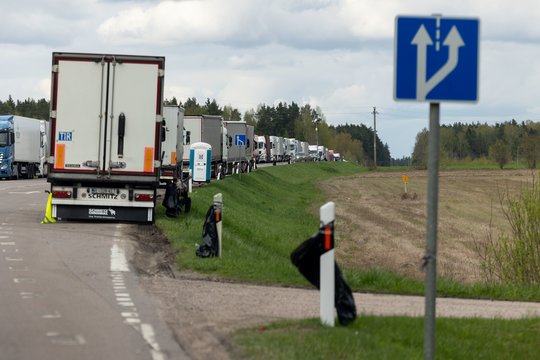 Į Lietuvą iš Baltarusijos grįžo 100 vilkikų