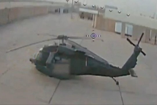 Skelbiama, kad Iranas dronu smogė į amerikiečių evakuacinį sraigtasparnį „Black Hawk“