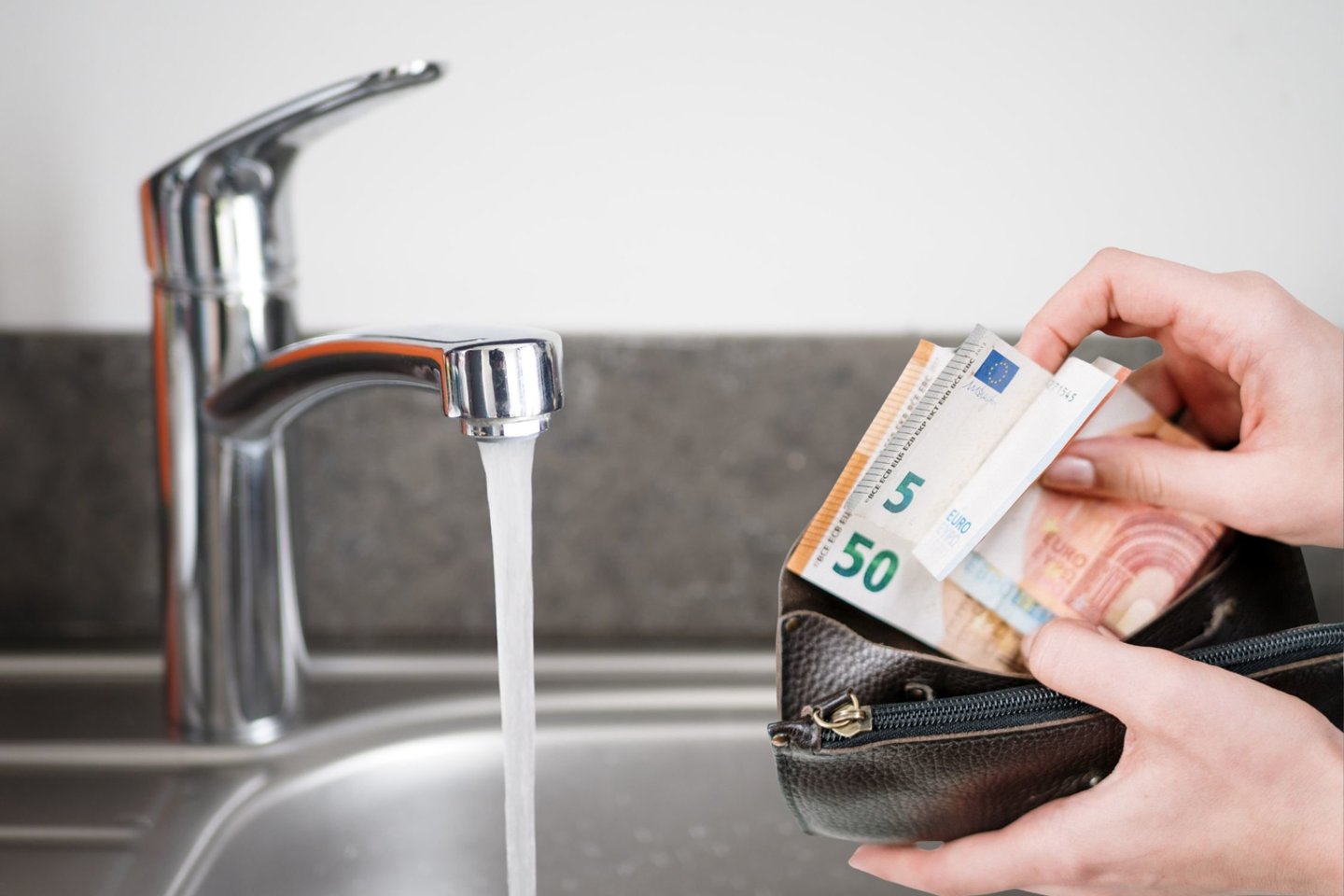 Pusantro mėnesio gyveno be vandens, bet sąskaitas – gavo: savivaldybė padėti neketina.<br>Lrytas montažas.