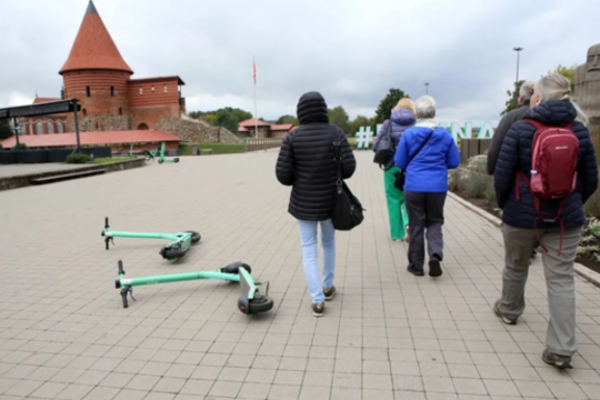 Pasinaudojus nuomotu paspirtuku, Kaune jau nebus galima jo nutrenkti kur papuola
