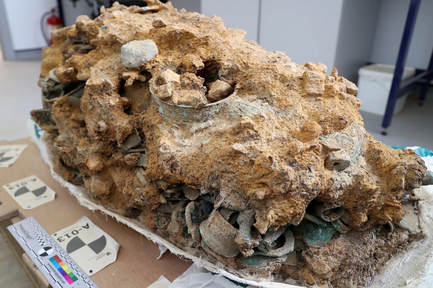 „Blokas“, kuriame yra geležies amžiaus metalo dirbinių liekanos, sulipusios į vieną masę.<br> Durhamo universiteto nuotr.