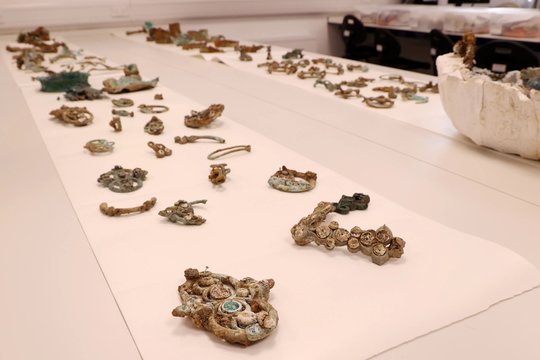 Surasti du milžiniški lobiai – spėja, kad galėjo būti laidojama garsi karalienė