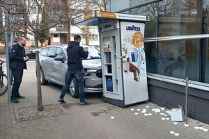 Panevėžyje moters vairuojamas automobilis įsirėžė į prekybos centrą – nukentėjo kavos gaminimo aparatas