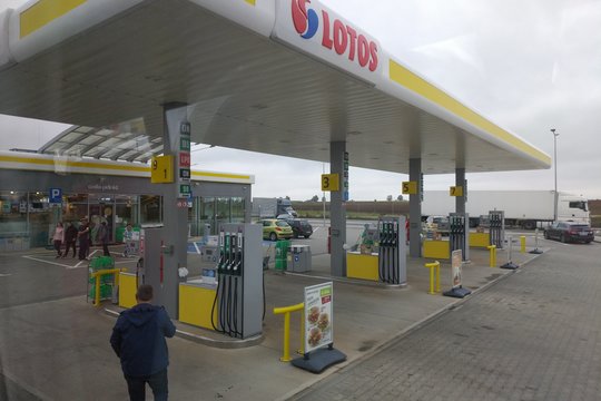 Lenkija imsis konkrečių priemonių degalų kainoms mažinti: vien akcizais neapsiriboja