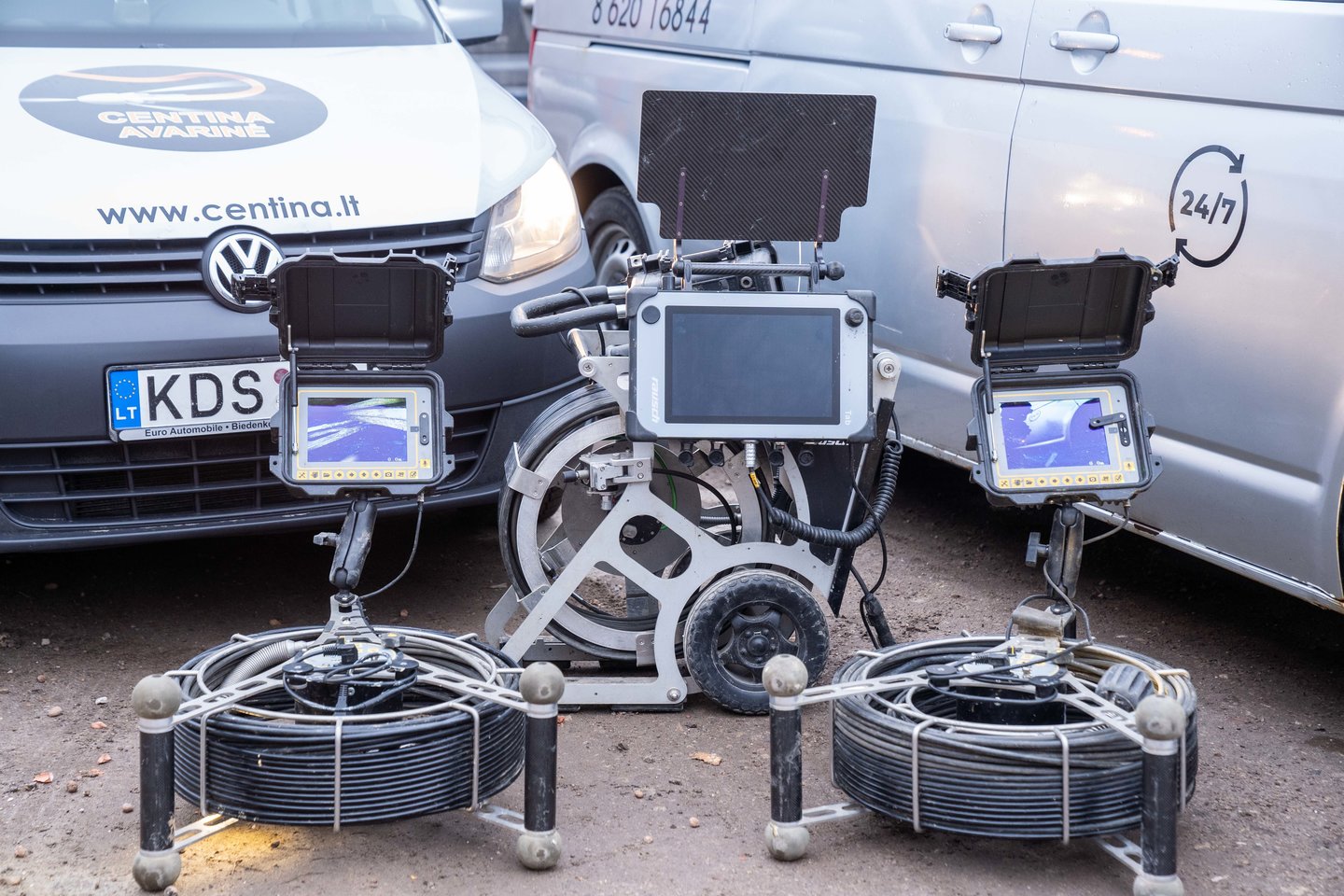 Įmonė „Centina“ paslaugas teikia kiaurą parą. Darbuotojų brigados yra aprūpintos įranga, reikalinga vamzdynams iš vidaus apžiūrėti, jiems atkimšti bei suremontuoti pagal „Cipp Lining“ technologiją.<br> G.Bitvinsko nuotr.