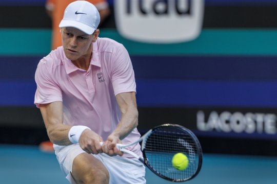 J. Sinneris su A. Zverevu ketvirtfinalyje šventė triuškinančias pergales