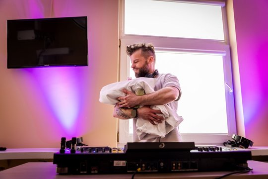 Nepaprastas gimdymas Jonavos ligoninėje: klaipėdiečiai naujagimę pasitiko su muzika, šoko net personalas