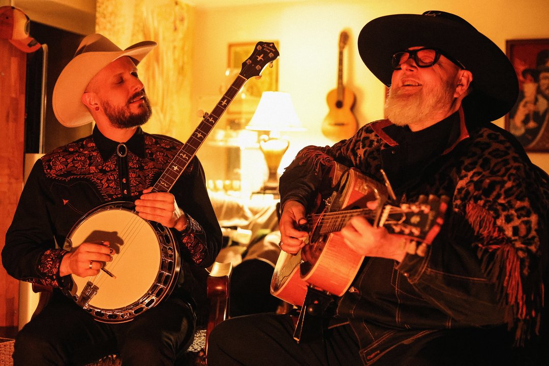 „Kantri sūnus“: Gytis Ambrazevičius ir Grupė pristato albumą ir bendrą kūrinį su Virgiu Stakėnu