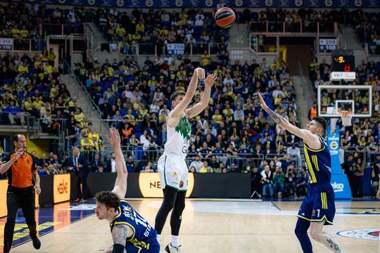 Įspūdinga lietuviška kaktomuša Eurolygoje: Šaro „Fenerbahce“ po trijų kėlinių neprilygta „Žalgiriui“