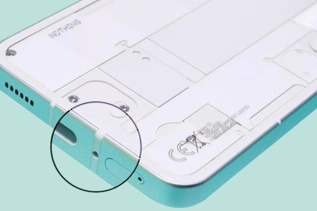 Paslaptinga skylutė telefono apačioje – daug kas klysta dėl tikrosios jos paskirties 