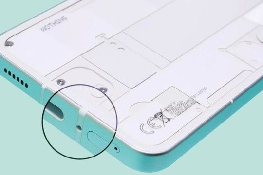 Paslaptinga skylutė telefono apačioje – daug kas klysta dėl tikrosios jos paskirties 