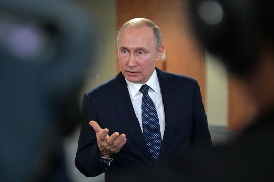 Skelbiama apie V. Putino susitikimą su Rusijos stambiojo verslo atstovais: galėjo prašyti „susimesti“ karui 