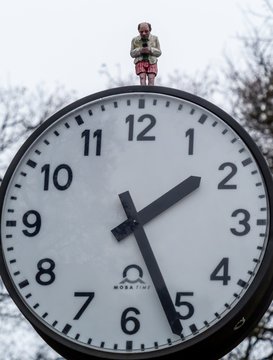 Nepamirškite – šiąnakt bus įvestas vasaros laikas: primena, kodėl tenka sukti laikrodžio rodykles