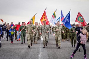 Lietuvos įstojimo į NATO metinės paminėtos bėgimu: „Runway Run 2026“ subūrė tūkstančius dalyvių