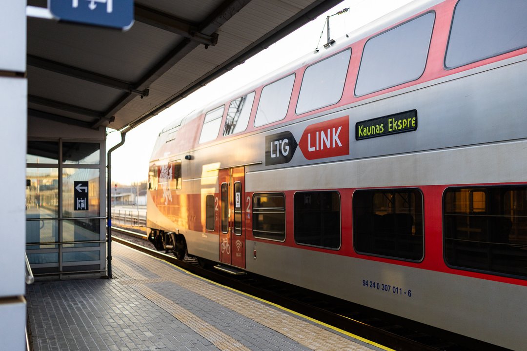 Taip greitai traukiniu iš Kauno į Vilnių dar nevažiavote – pradeda kursuoti ekspresas: kiek kainuoja bilietas?