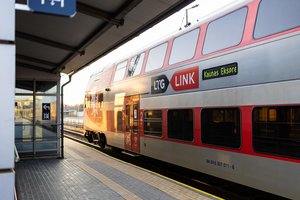 Taip greitai traukiniu iš Kauno į Vilnių dar nevažiavote – pradeda kursuoti ekspresas: kiek kainuoja bilietas?