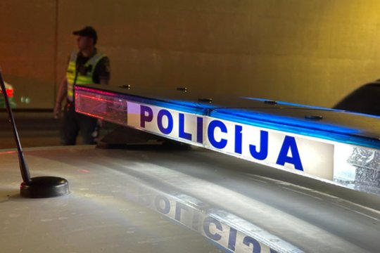 Nesuvaldytas „Lexus“ greta Vilniaus trenkėsi į tvorą – nukentėjo jaunas vairuotojas