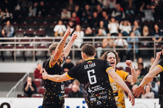 Šventė Alytuje – čempionus nukarūnavę tinklininkai pirmą kartą žais Lietuvos čempionato finale