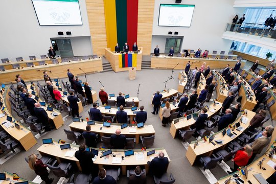 Etiką pažeidusių parlamentarų piniginės nenukentės: siūlė keliais eiti tris ratus aplink Seimą