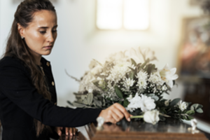 Perspėja apie nematomą riziką: kodėl neturėtumėte bučiuoti mirusiojo