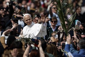 Popiežius Leonas XIV atmetė teiginius, esą Dievas pateisina karą