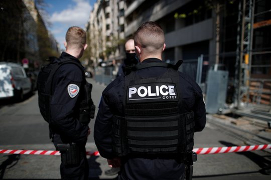 Policija sulaikė dar du asmenis, padėjusius sprogmenį prie Amerikos banko filialo Paryžiuje