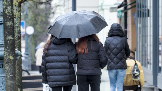 Orai išliks niūrus ir su krituliais: šaltukas lengvai nesitrauks