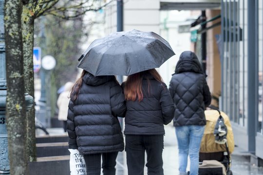Orai išliks niūrus ir su krituliais: šaltukas lengvai nesitrauks