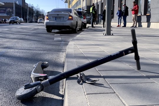 Vilniuje į automobilį įsirėžė jaunuolio vairuojamas paspirtukas – vaikinui prireikė medikų pagalbos